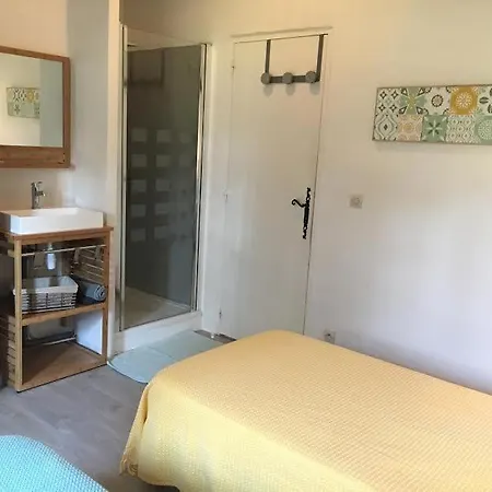 Les Noisettes Sauvages Proche Etretat Villainville